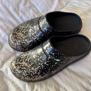 OOFOS Black and White Speckled Clogs